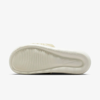 NIKE Victori One 