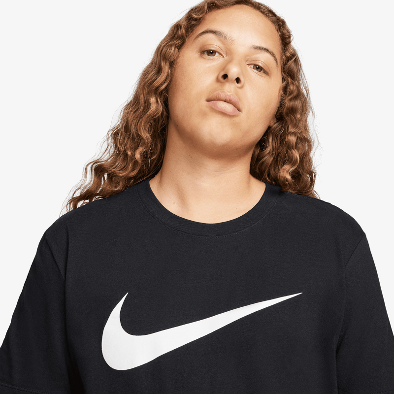 Nike M NSW TEE GOOD CHEST SWSH FS 