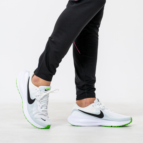 NIKE REVOLUTION 8 