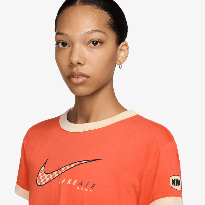 Nike W NSW CLUB SS TEE MOTO RGR 