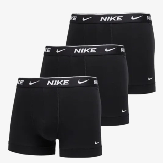 Nike Essential 